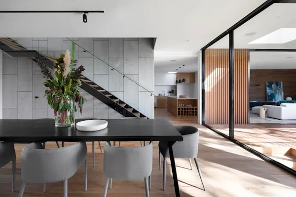 Terrasse aluminium sur mesure intégrée à une villa d'architecte contemporaine avec vue panoramique