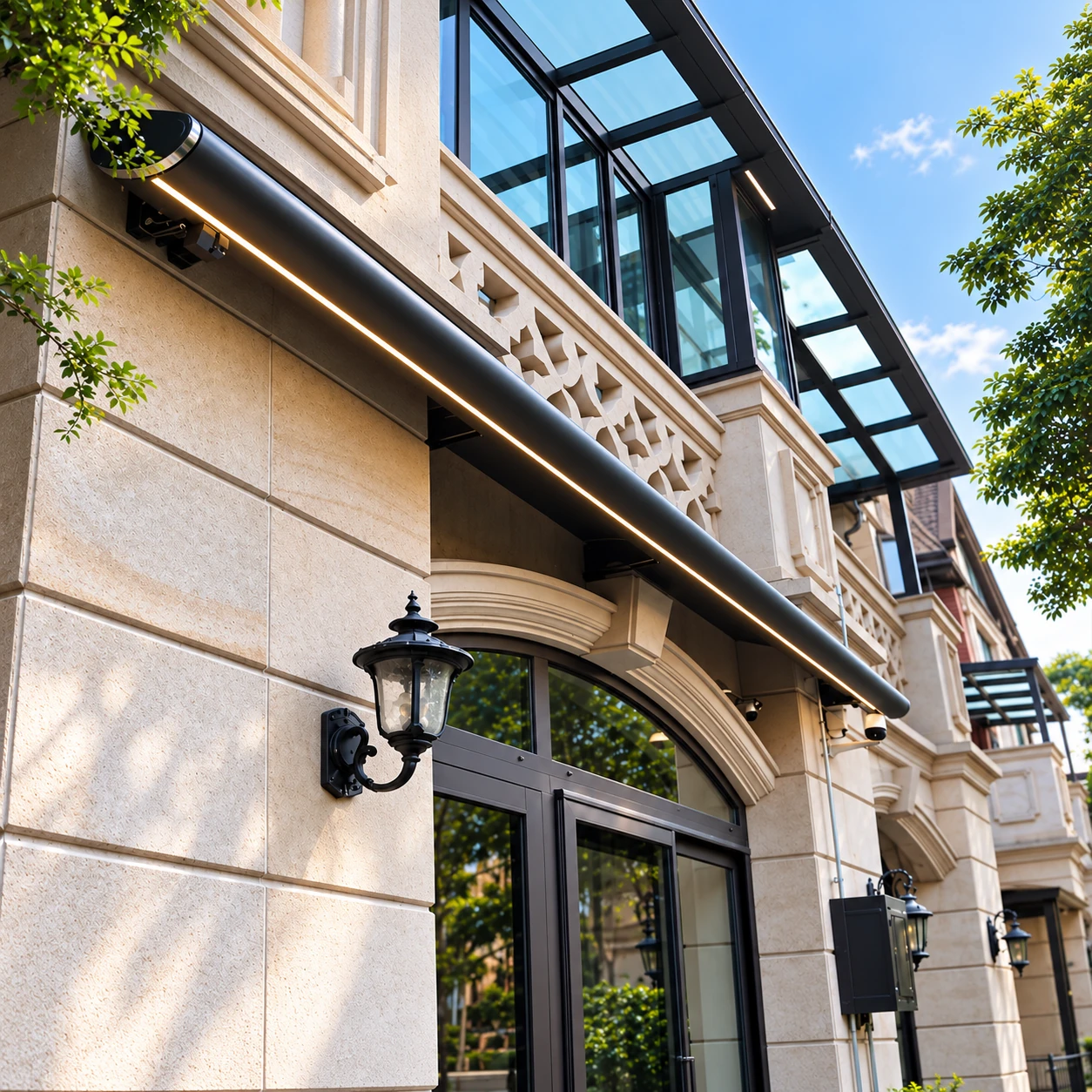 Store banne GT MAT fermé dans son coffre intégral, avec liseré LED, en façade d'un bâtiment